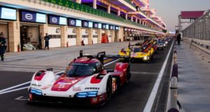 Hallucinant! Porsche reste imbattable sur le rallye du Qatar en laissant Peugeot derrière lui Une Porsche en première ligne