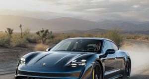 Un Porsche Taycan surchargé est en route