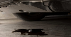 Comment reconnaître les signes de fuite de fluides dans le moteur? Une fluide de liquide