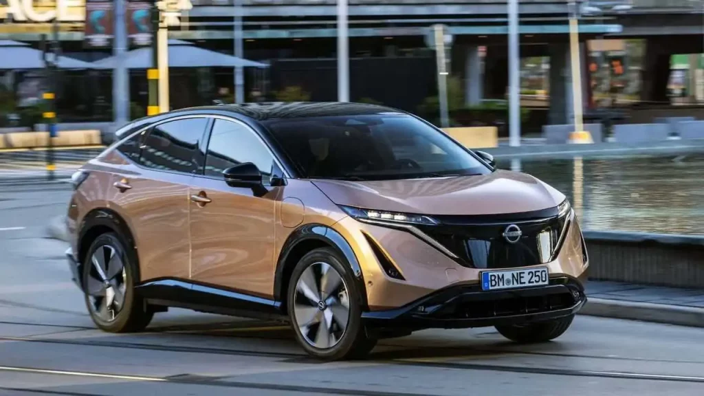 Une Nissan Aryia marron
