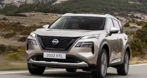 Nissan envisage de mettre sur le marché un véhicule autonome en 2027 Une Nissan Grise