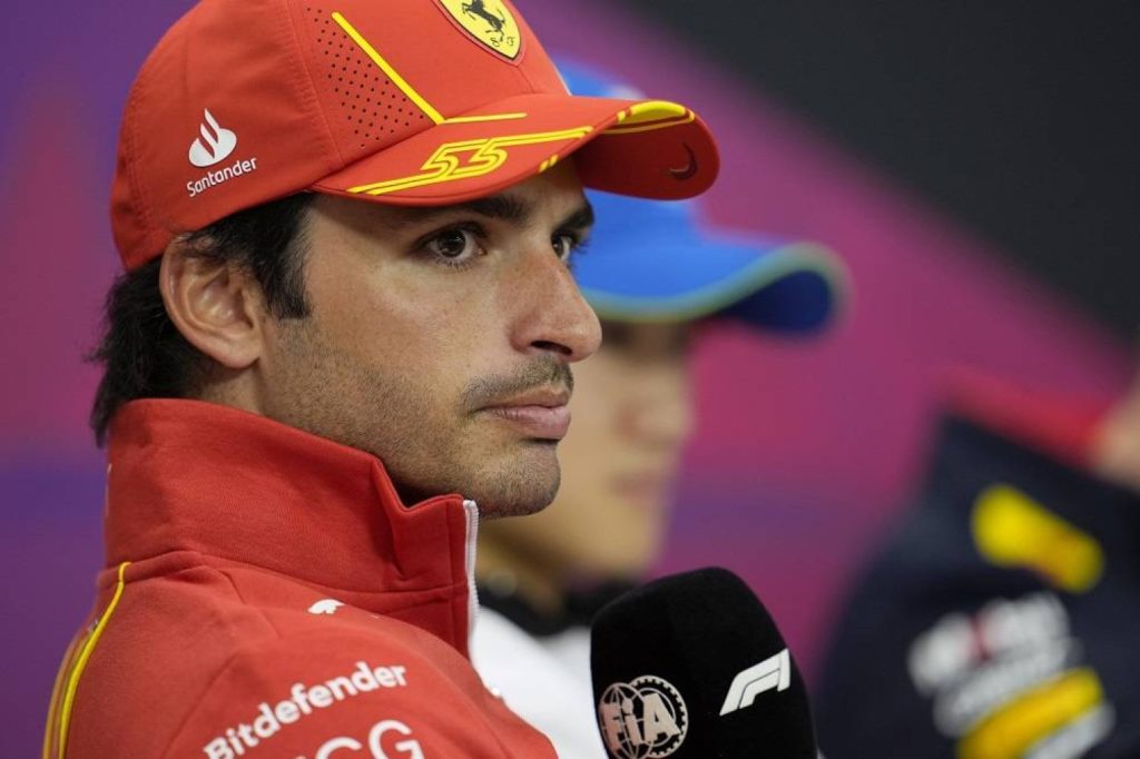 Carlos Sainz lors d'une conférence de presse