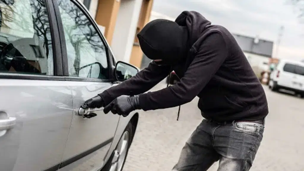 Un homme en train de voler de voiture