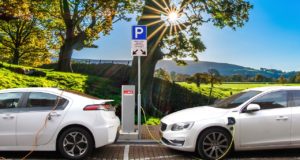 Quelles sont les caractéristiques de sécurité spécifiques aux véhicules électriques ?