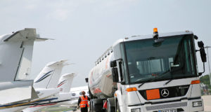 Un avion ravitaillé en kérosène par un Mercedes électrique