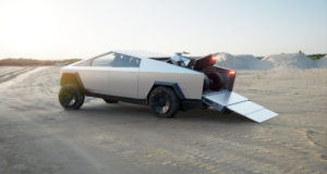 Ils passent 72 heures dans leur Cybertruck en mode camping
