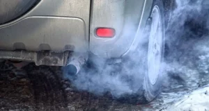 Pourquoi presque tout le monde fait cette erreur en allumant sa voiture?