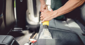 Quelles sont les pratiques pour maintenir l’intérieur de la voiture? Entretien intérieur voiture