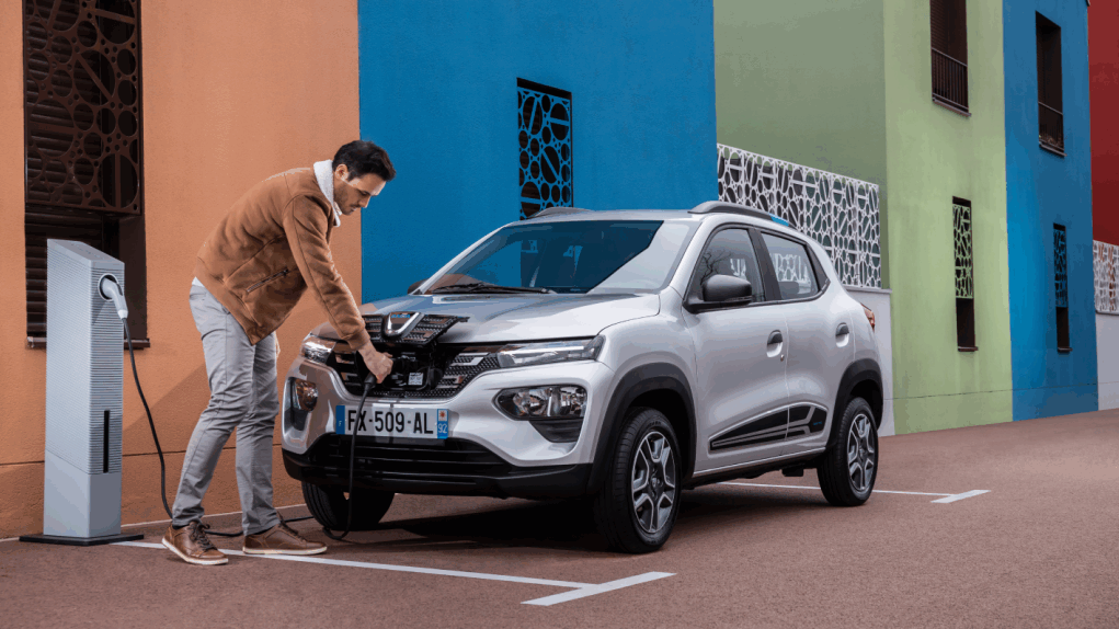 dacia_spring_man_charging-1024x574