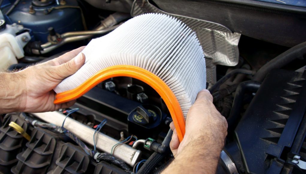 generalement-les-constructeurs-conseillent-de-changer-le-filtre-a-air-une-fois-par-an-ou-tous-les-20-000-kms-illustration-adobestock-1601641667 Filtre à air voiture