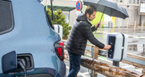 Recharger sa voiture sous la pluie : les risques à connaître !