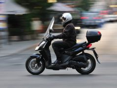 Scooter et moto : top-case et homologation