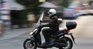Scooter et moto : top-case et homologation