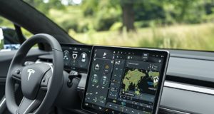 Moins d’écrans dans nos voitures : une révolution pour l’avenir de l’automobile