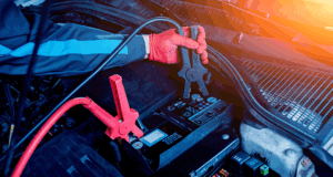 Pourquoi s’assurer que les câbles de la batterie sont bien serrées? Recharger une batterie