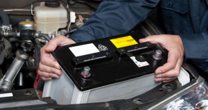 A quelle fréquence dois-je nettoyer la batterie de ma voiture?