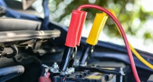 Quels sont les dangers de sauter une voiture avec des câbles de démarrage?