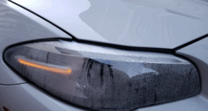 Comment empêcher la formation de buée dans les phares de la voiture?