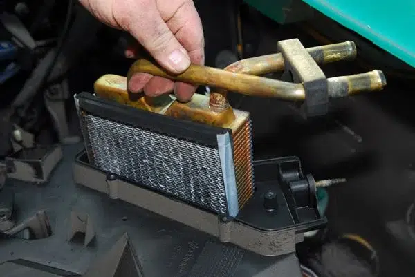 sortir_le_radiateur_de_chauffage_auto_de_son_boitier_8e995cd188