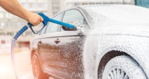 Attention, laver votre voiture peut vous coûter (très) cher si vous faites cette erreur laver votre voiture