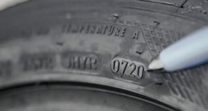 Que signifient les inscriptions et codes sur les flancs des pneus ?