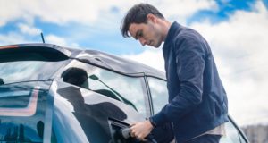 Ce que tous les propriétaires de voitures électriques oublient de faire propriétaires de voitures électriques
