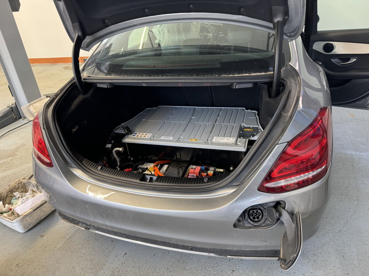 Une Mercedes-Benz Classe C hybride à la batterie défaillante