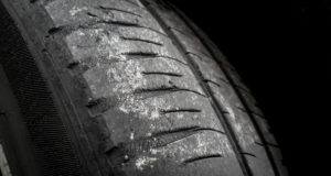Quels sont les risques de conduire avec des pneus endommagés ou usés ?