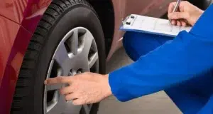 Pourquoi est-il recommandé de vérifier les pneus avant un long voyage ?