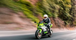Vitesse extrême : un motard flashé à 366 km/h, un record inédit qui fini mal motard flashé à 366 kmh