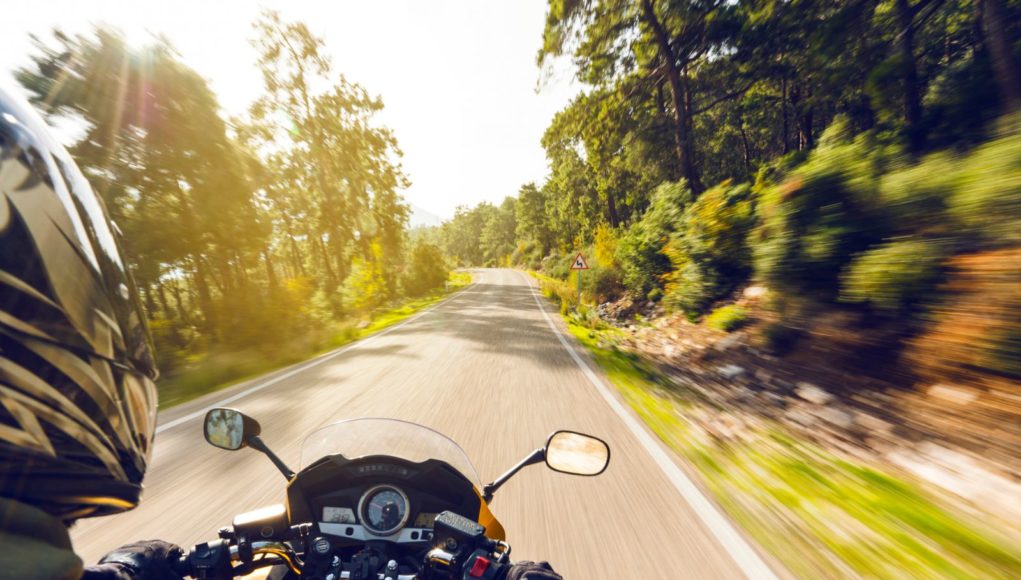 ce motard défie les lois de la route ce motard défie les lois de la route
