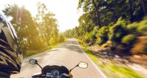 À 366 km/h, ce motard défie les lois de la route… mais pas celles du destin ce motard défie les lois de la route