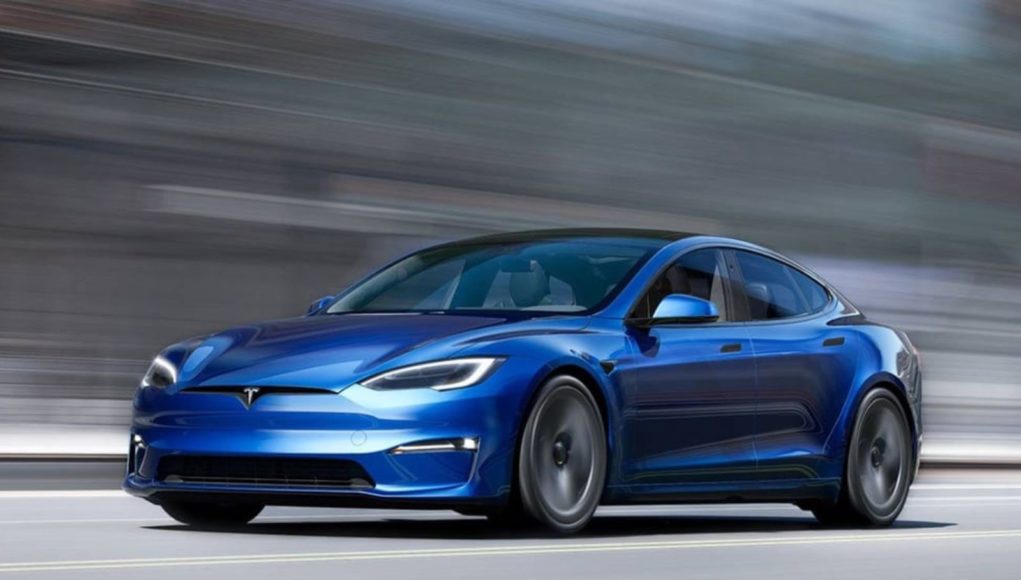 course-poursuite entre Tesla et Alpine course-poursuite entre Tesla et Alpine
