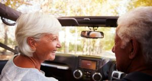 Pourquoi les seniors restent-ils réticents face à la voiture électrique ? Des séniors en voiture