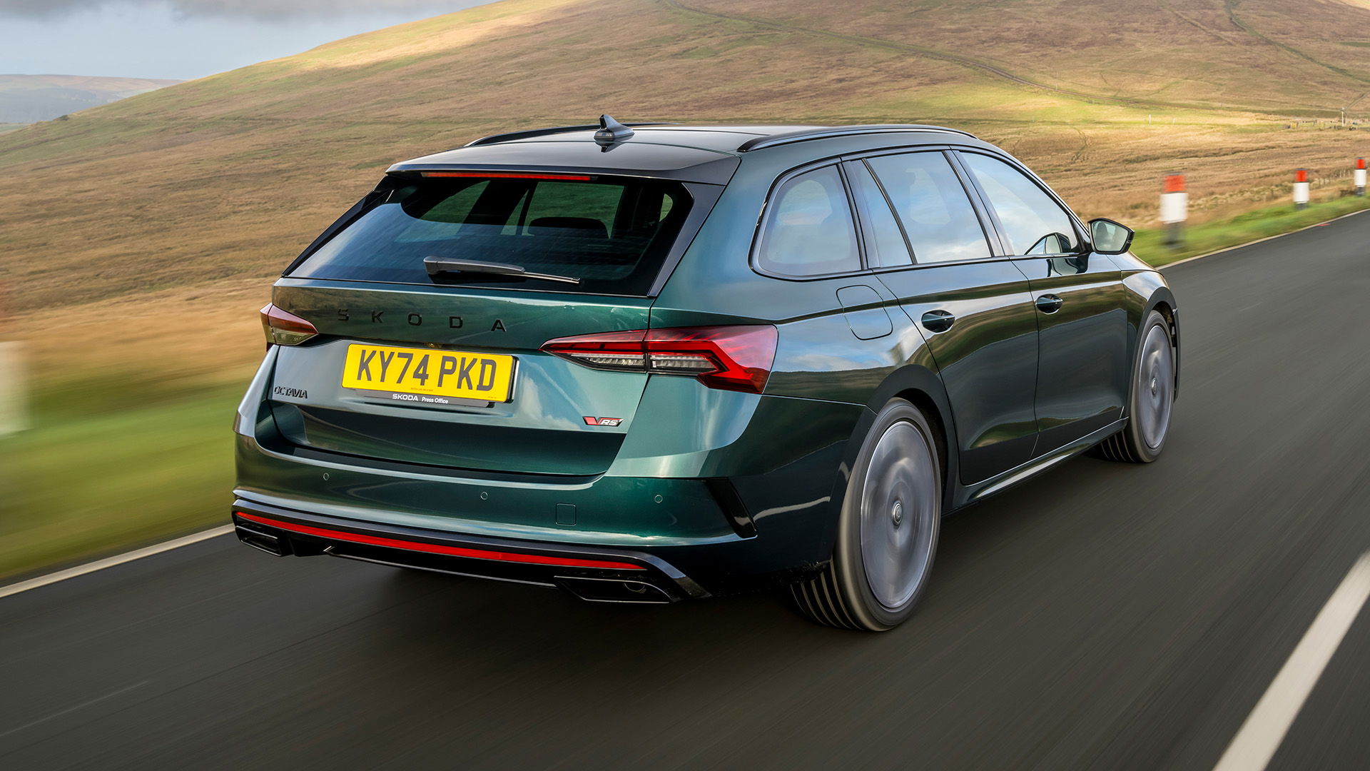 2024 Skoda Octavia VRS, arrière 3/4, conduite