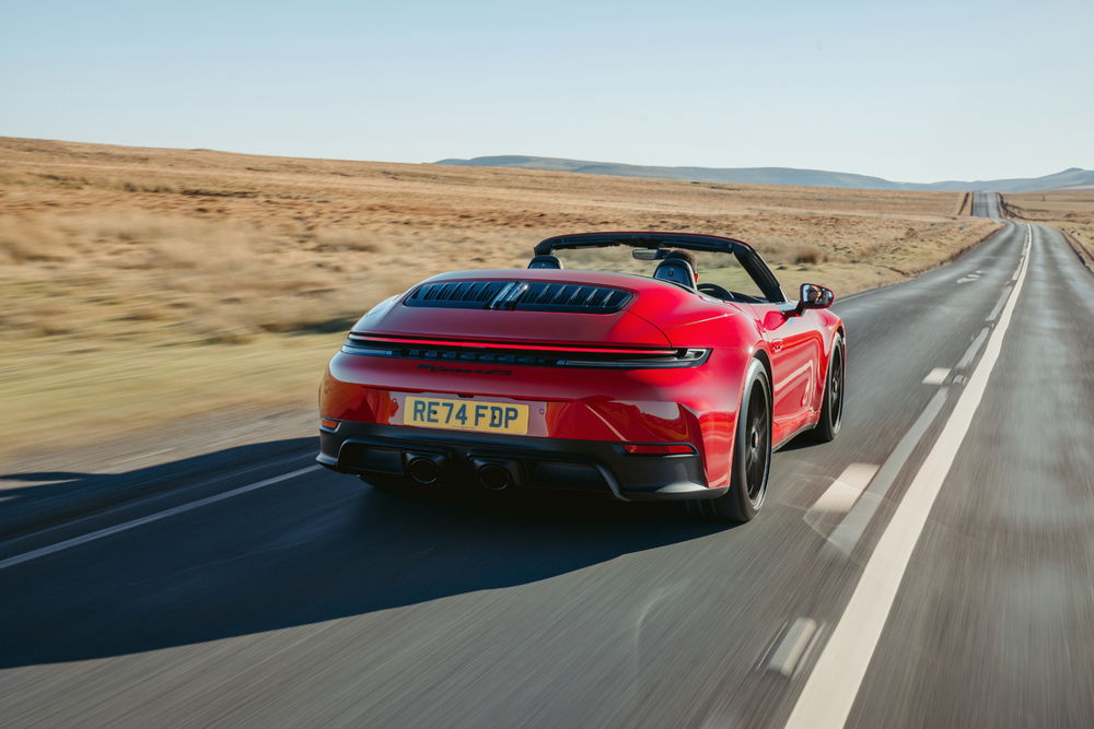 Porsche 911 Carrera 4 GTS Cabriolet - arrière, conduite