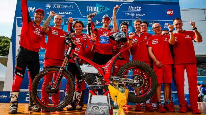 L'équipe complète célébrant la victoire dans le GP du Japon. L'équipe complète célébrant la victoire dans le GP du Japon.