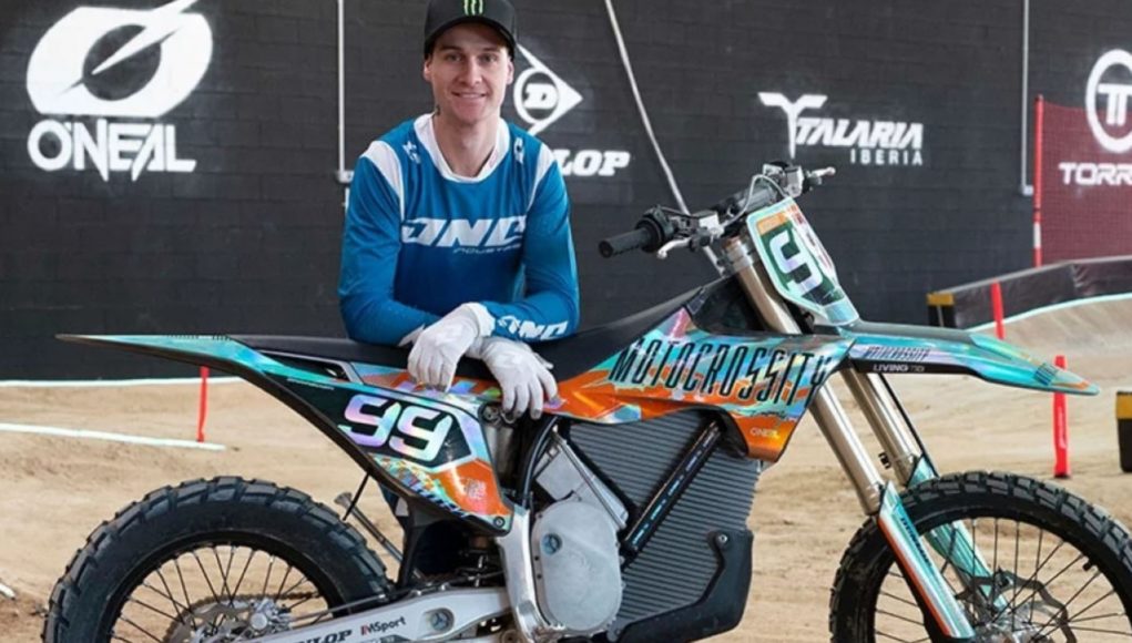 Maintenant, nous pouvons louer une moto Cross Electric pour «coller Maintenant, nous pouvons louer une moto Cross Electric pour «coller des sauts» dans un circuit intérieur