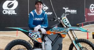 Maintenant, nous pouvons louer une moto Cross Electric pour «coller des sauts» dans un circuit intérieur Maintenant, nous pouvons louer une moto Cross Electric pour «coller des sauts» dans un circuit intérieur