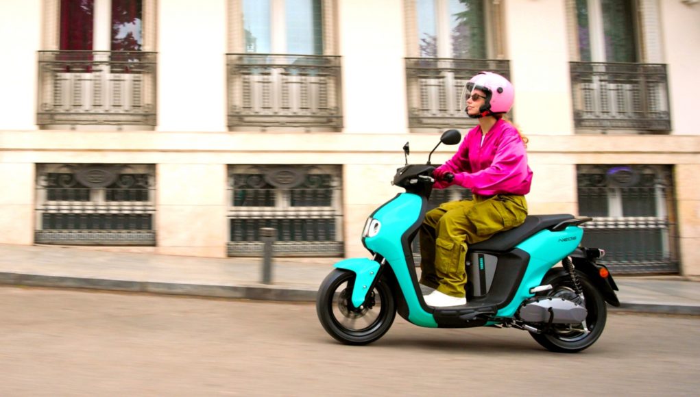 Les motos et les véhicules électriques tombent dans les ventes, Les motos et les véhicules électriques tombent dans les ventes, mais décembre apporte l'espoir