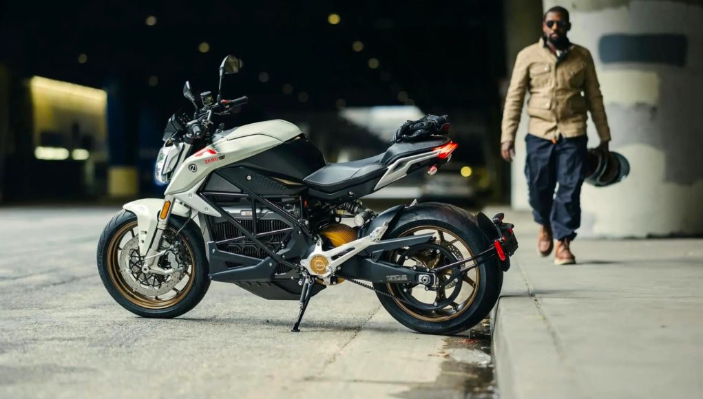 Bien qu'il semble un mensonge, cette moto électrique du 21e Bien qu'il semble un mensonge, cette moto électrique du 21e siècle conduit une voiture classique spéciale du XXe siècle