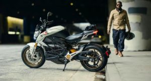 Bien qu'il semble un mensonge, cette moto électrique du 21e siècle conduit une voiture classique spéciale du XXe siècle Bien qu'il semble un mensonge, cette moto électrique du 21e siècle conduit une voiture classique spéciale du XXe siècle