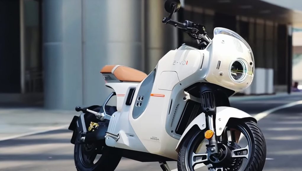 La première «première» moto électrique de Honda est ce coureur La première «première» moto électrique de Honda est ce coureur de café bon marché moderne fabriqué avec l'aide de la Chine