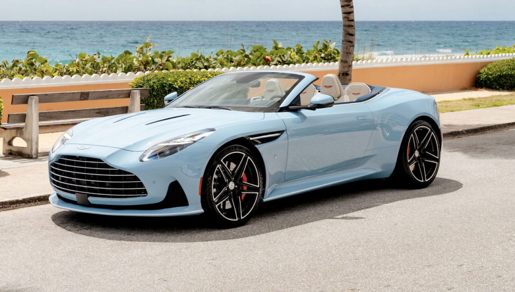 L'Aston Martin DB12 Volante Palm Beach Edition a du verre L'Aston Martin DB12 Volante Palm Beach Edition a du verre dans sa peinture