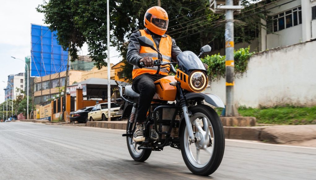 Une moto électrique africaine parcourt 6 000 km en 17 Une moto électrique africaine parcourt 6 000 km en 17 jours en utilisant uniquement l'énergie solaire