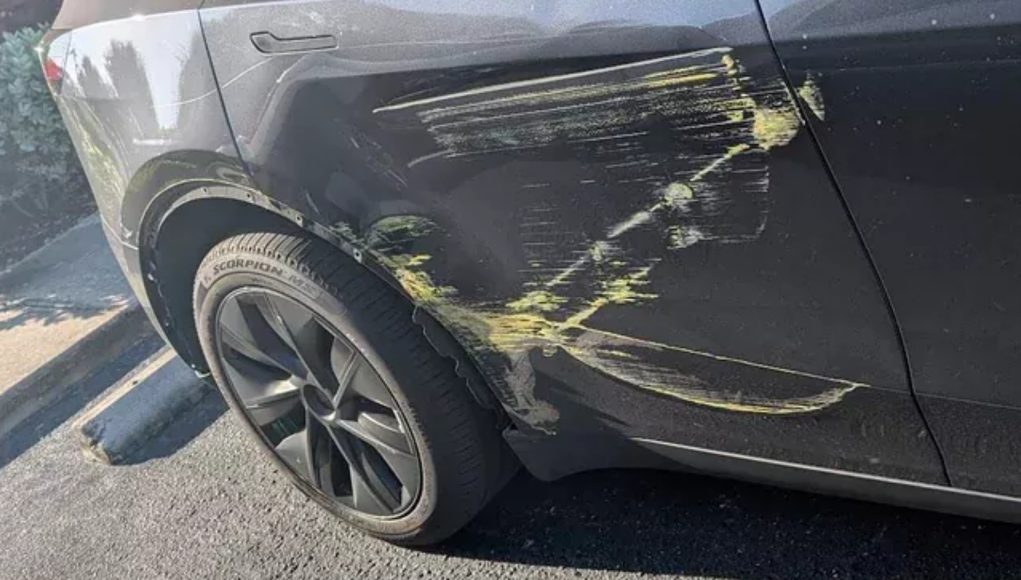 Devinez combien cela coûte pour réparer cette Tesla. Un frottement Devinez combien cela coûte pour réparer cette Tesla. Un frottement simple est devenu un cauchemar