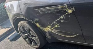Devinez combien cela coûte pour réparer cette Tesla. Un frottement simple est devenu un cauchemar Devinez combien cela coûte pour réparer cette Tesla. Un frottement simple est devenu un cauchemar