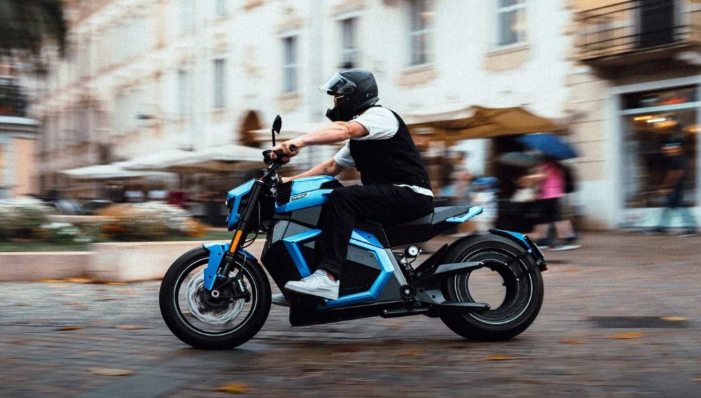16 heures sans s'arrêter pour obtenir le record de Guinness 16 heures sans s'arrêter pour obtenir le record de Guinness du plus long voyage sur une moto électrique avec une seule charge