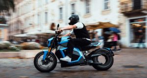 16 heures sans s'arrêter pour obtenir le record de Guinness du plus long voyage sur une moto électrique avec une seule charge 16 heures sans s'arrêter pour obtenir le record de Guinness du plus long voyage sur une moto électrique avec une seule charge