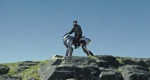 Cette moto électrique fonctionne avec l'hydrogène, mais elle a des jambes au lieu de roues Cette moto électrique fonctionne avec l'hydrogène, mais elle a des jambes au lieu de roues